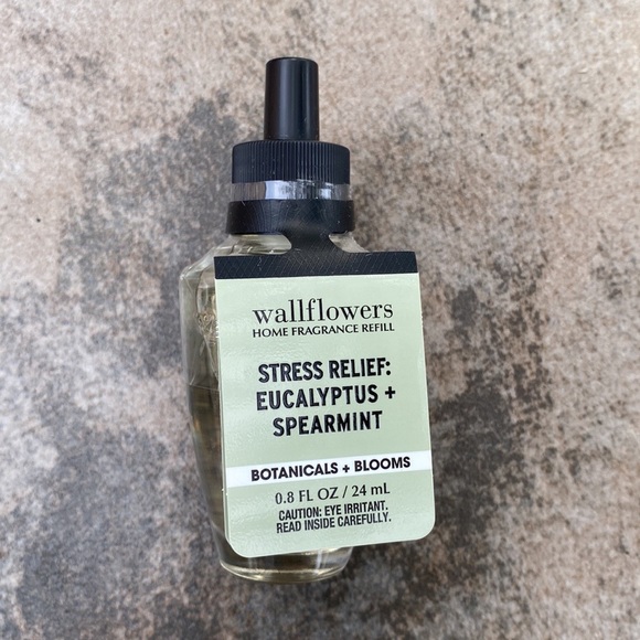 Nine!! Yes, 9 BNWT Amazing White Barn Wallflowers Fragrance Refills. 3 Plugs! - Picture 10 of 16